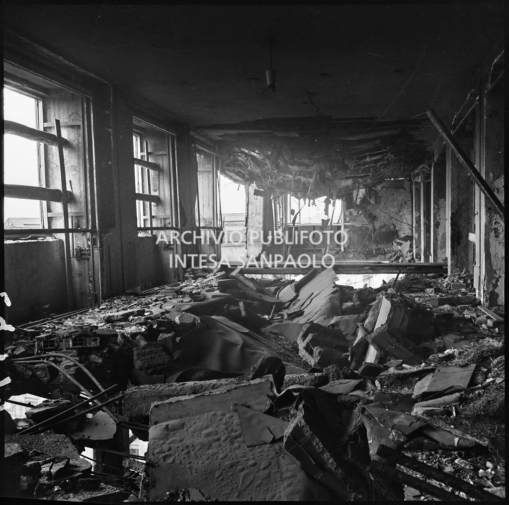 Interno di uno dei piani superiori di Palazzo Montecatini, in via della Moscova a Milano, sventrato dai bombardamenti, pericolante e ingombro di macerie