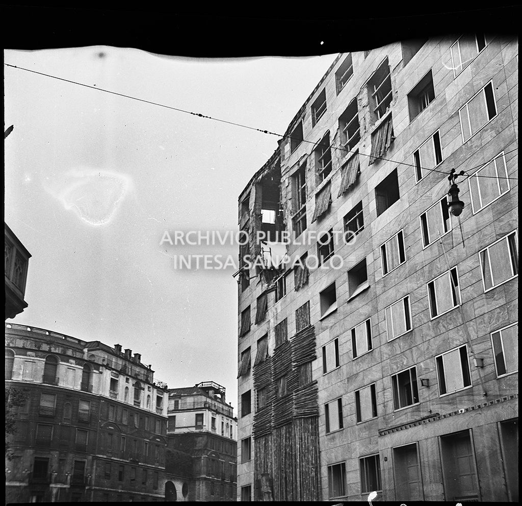 Palazzo Montecatini, in via della Moscova a Milano, gravemente danneggiato dai bombardamenti, con alcune opere di messa in sicurezza già apprestate