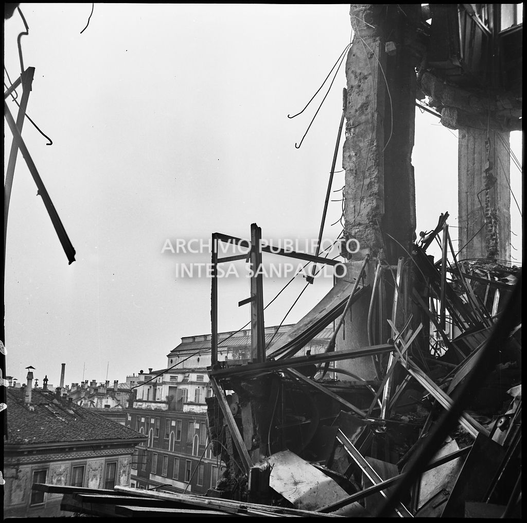 Interno di uno dei piani superiori di Palazzo Montecatini, in via della Moscova a Milano, sventrato dai bombardamenti e ingombro di macerie