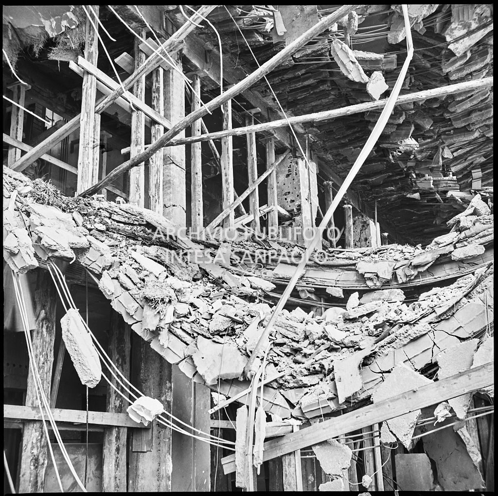 Interno di uno dei piani superiori di Palazzo Montecatini, in via della Moscova a Milano, sventrato dai bombardamenti, pericolante e ingombro di macerie