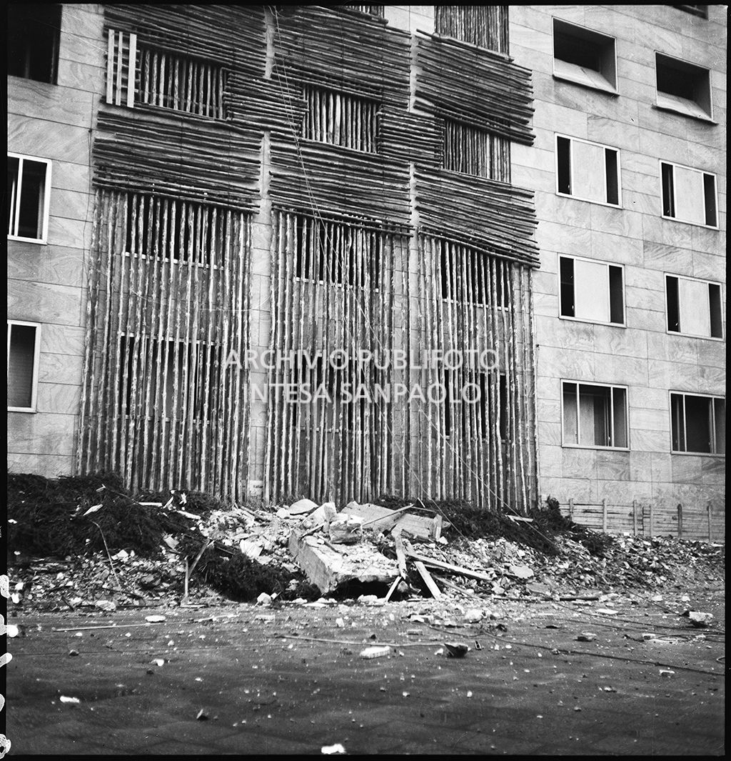 Opere di messa in sicurezza di Palazzo Montecatini, in via della Moscova a Milano, gravemente danneggiato dai bombardamenti