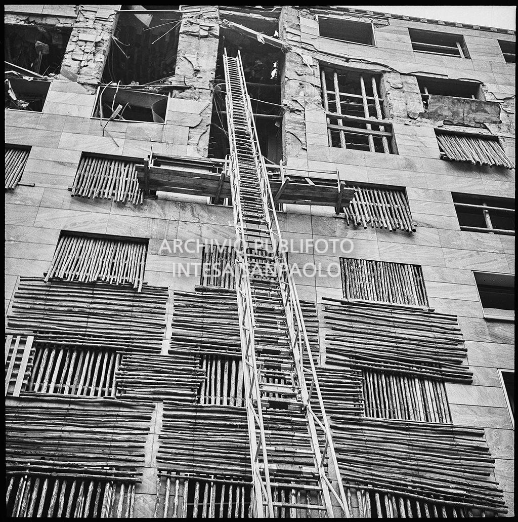 Ripresa dal basso di un'autoscala durante le operazioni di messa in sicurezza di Palazzo Montecatini, in via della Moscova a Milano, gravemente danneggiato dai bombardamenti