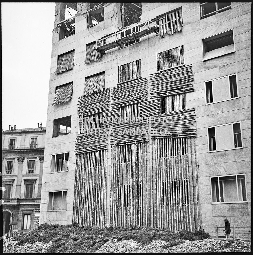 Scorcio esterno di Palazzo Montecatini, in via della Moscova a Milano, gravemente danneggiato dai bombardamenti, con alcune  opere di messa in sicurezza già apprestate