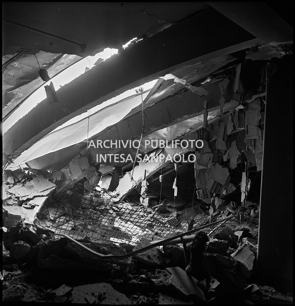 Interno di uno dei piani superiori di Palazzo Montecatini, in via della Moscova a Milano, sventrato dai bombardamenti e ingombro di macerie