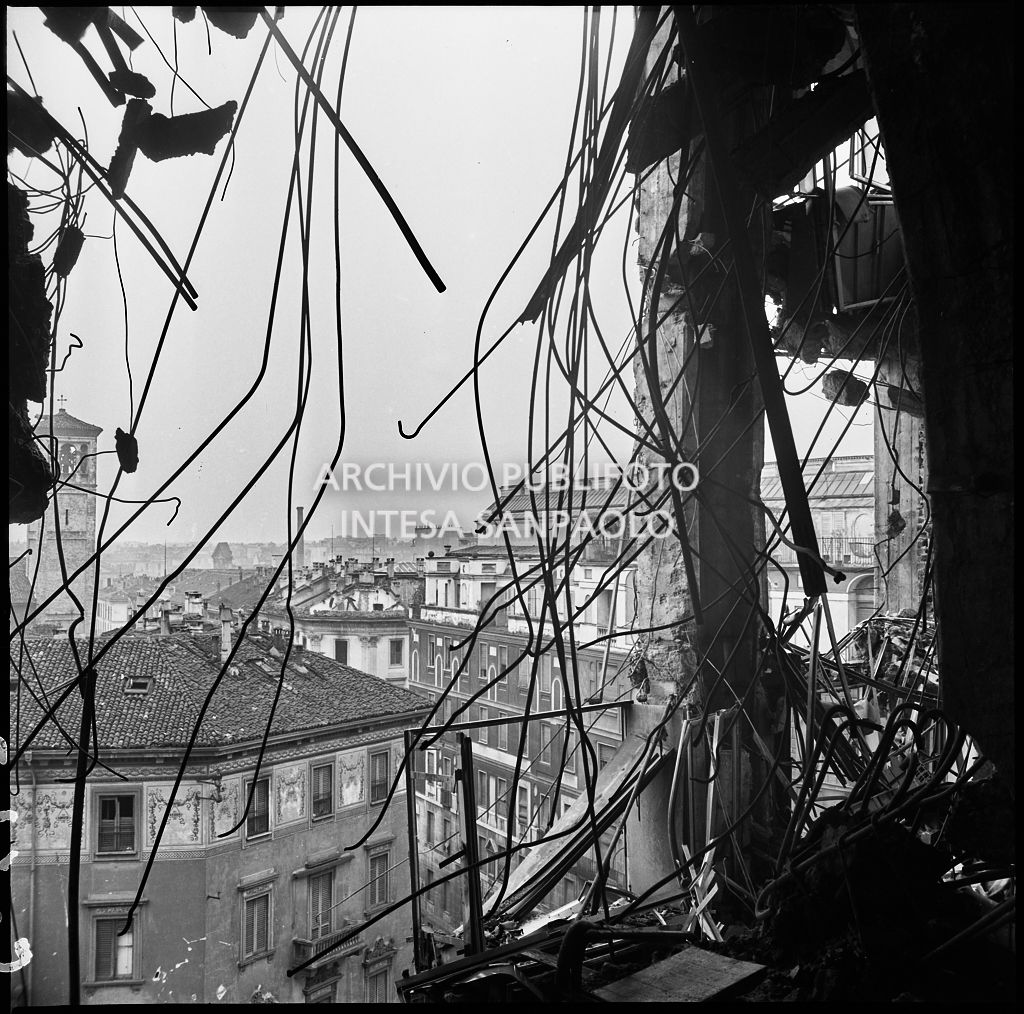 Vista dei tetti di Milano attraverso lo squarcio prodotto dai bombardamenti nel Palazzo Montecatini, in via della Moscova a Milano, sventrato e ingombro di macerie