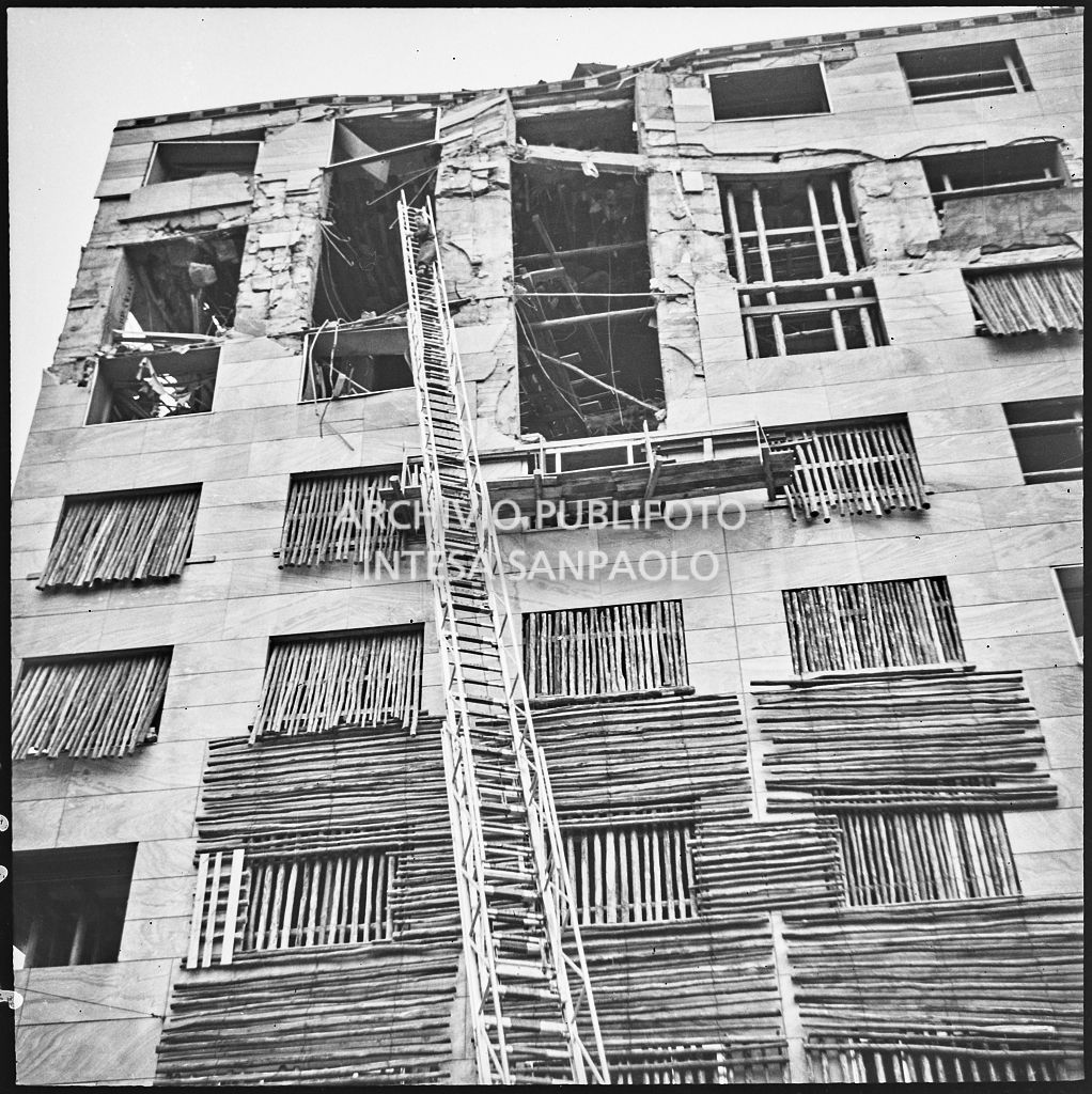 Ripresa dal basso di un'autoscala durante le operazioni di messa in sicurezza di Palazzo Montecatini, in via della Moscova a Milano, gravemente danneggiato dai bombardamenti