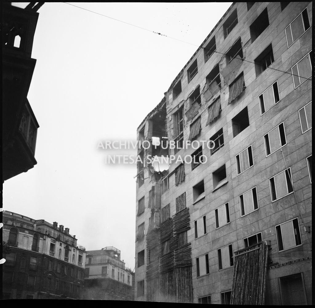 Palazzo Montecatini, in via della Moscova a Milano, gravemente danneggiato dai bombardamenti, con alcune opere di messa in sicurezza già apprestate