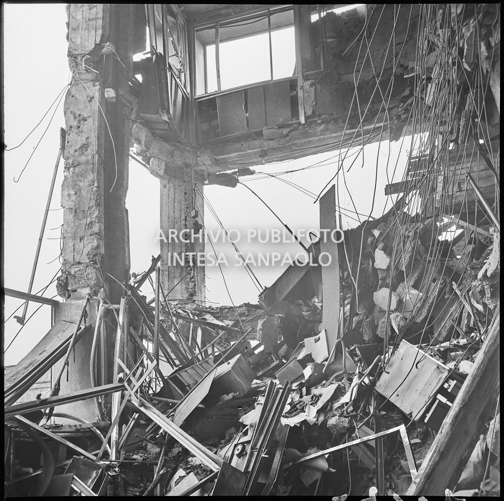 Interno di uno dei piani superiori di Palazzo Montecatini, in via della Moscova a Milano, sventrato dai bombardamenti, pericolante  e ingombro di macerie