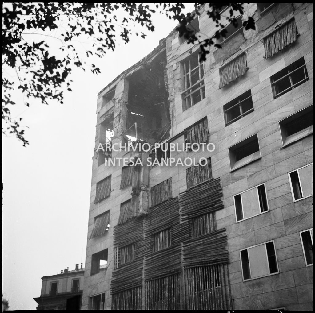Palazzo Montecatini, in via della Moscova a Milano, gravemente danneggiato dai bombardamenti; in facciata pende un pilastro abbattuto per motivi di sicurezza