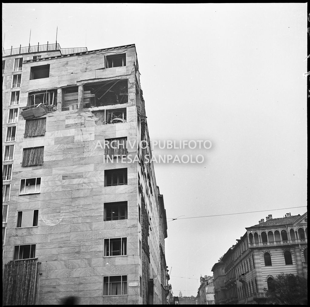 Scorcio esterno di Palazzo Montecatini, in via della Moscova a Milano, gravemente danneggiato dai bombardamenti; sulla destra Palazzo Maciachini