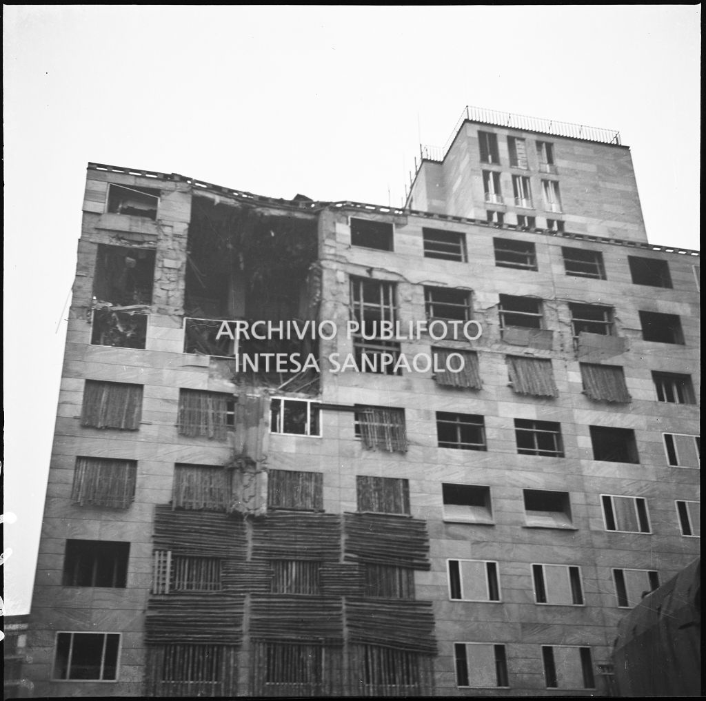 Palazzo Montecatini, in via della Moscova a Milano, gravemente danneggiato dai bombardamenti; in facciata pende un pilastro abbattuto per motivi di sicurezza