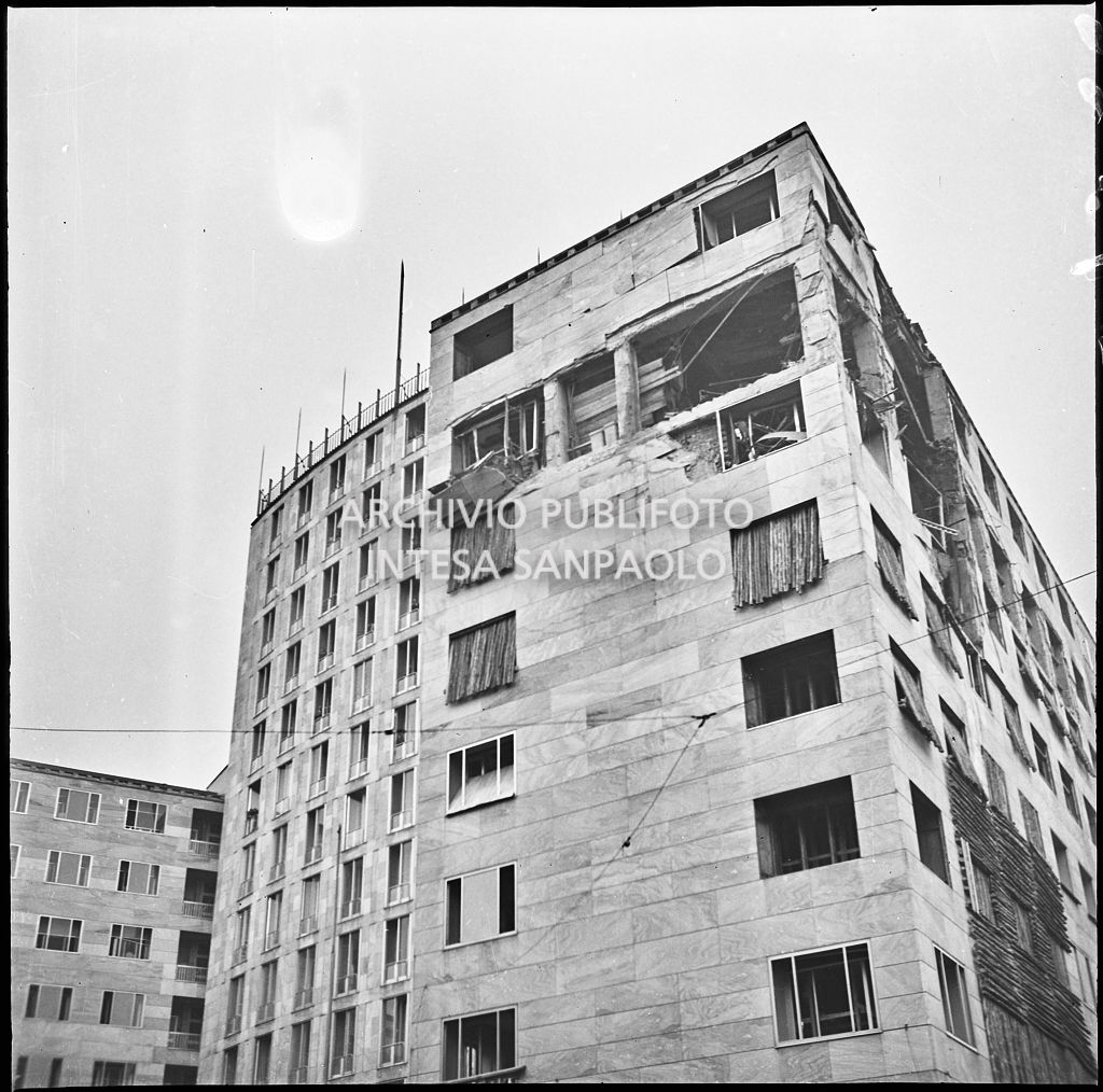 Palazzo Montecatini, in via della Moscova a Milano, gravemente danneggiato dai bombardamenti; alcune opere di messa in sicurezza sono già state apprestate, i piani superiori sono sventrati e un pilastro è pericolante
