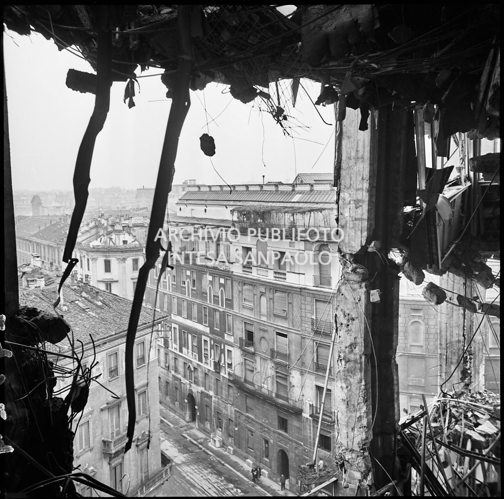 Vista dei tetti di Milano e della Ca' Brutta attraverso lo squarcio prodotto dai bombardamenti nel Palazzo Montecatini, in via della Moscova a Milano, sventrato