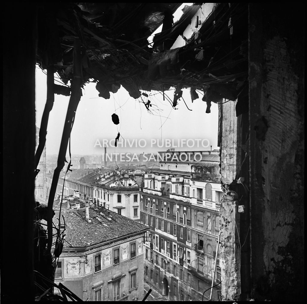 Vista dei tetti di Milano e della Ca' Brutta attraverso lo squarcio prodotto dai bombardamenti nel Palazzo Montecatini, in via della Moscova a Milano, sventrato