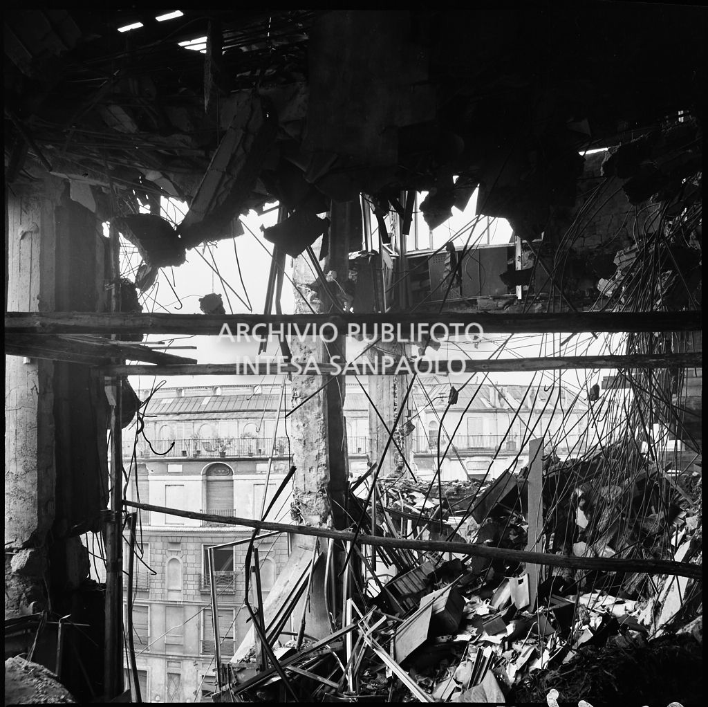 Interno di uno dei piani superiori di Palazzo Montecatini, in via della Moscova a Milano, sventrato dai bombardamenti e ingombro di macerie