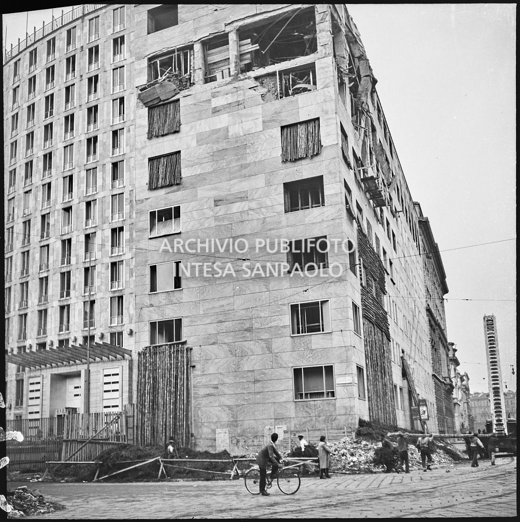 Palazzo Montecatini, in via della Moscova a Milano, gravemente danneggiato dai bombardamenti; alcune opere di messa in sicurezza sono già state apprestate, i piani superiori sono sventrati e un pilastro è pericolante