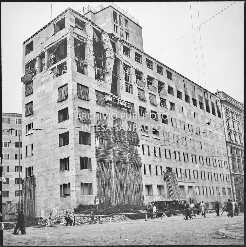 Palazzo Montecatini, in via della Moscova a Milano, gravemente danneggiato dai bombardamenti; alcune opere di messa in sicurezza sono già state apprestate, i piani superiori sono sventrati e un pilastro è pericolante