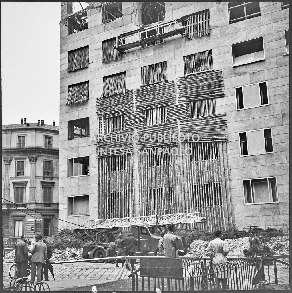 Palazzo Montecatini, in via della Moscova a Milano, gravemente danneggiato dai bombardamenti, con alcune opere di messa in sicurezza già apprestate. Davanti all'edificio un'autoscala
