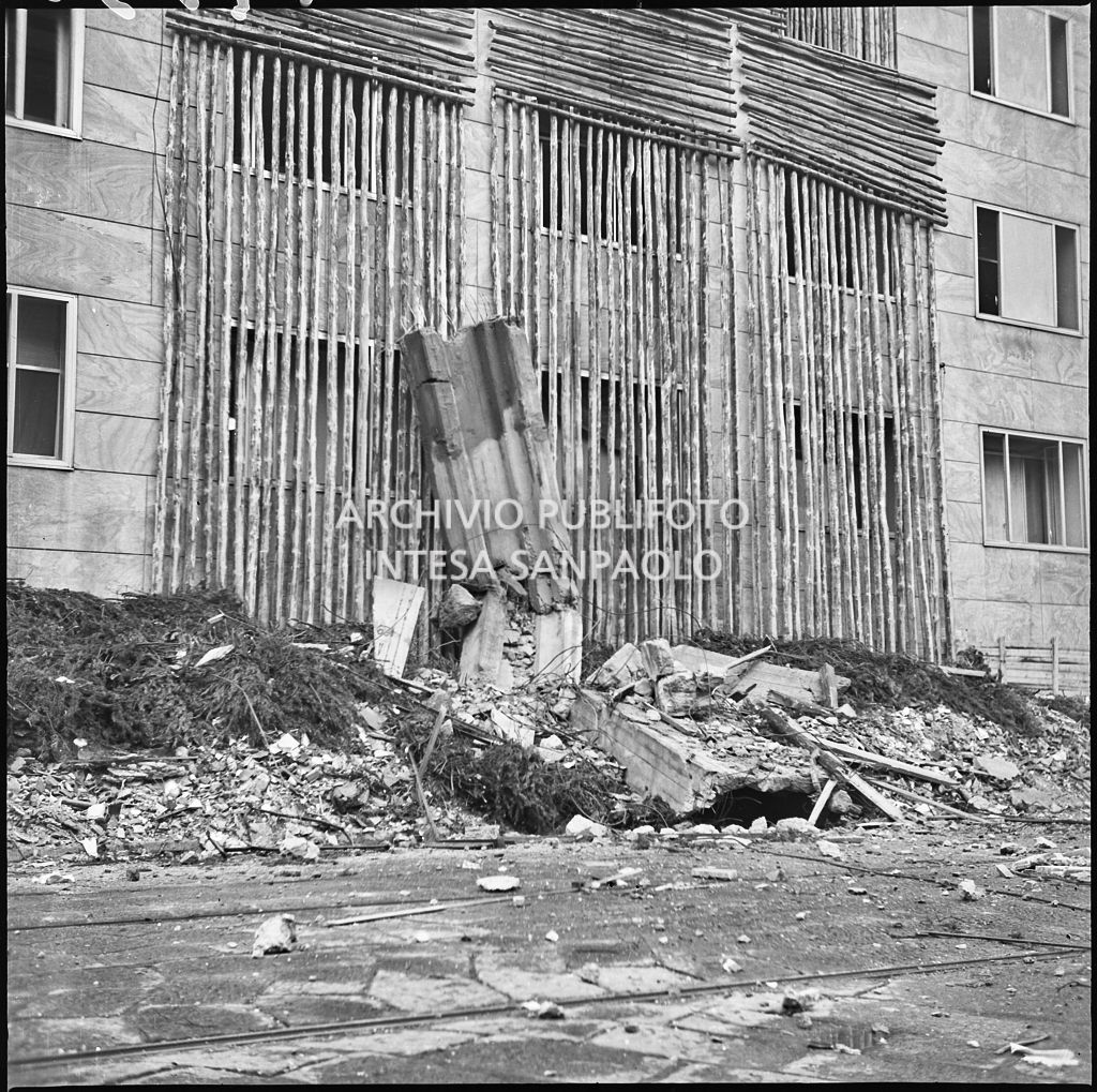 Particolare di un pilastro di Palazzo Montecatini, in via della Moscova a Milano, gravemente danneggiato dai bombardamenti, abbattuto per motivi di sicurezza