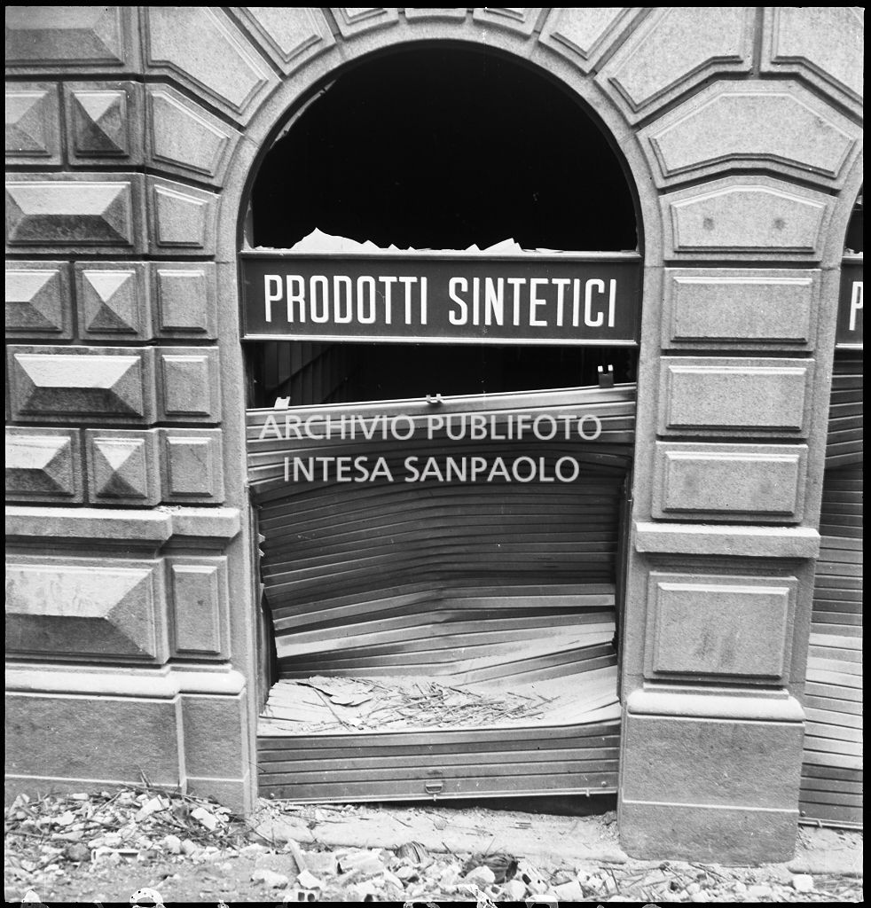 Negozio Duco, in piazzale Luigi Cadorna, a Milano, danneggiato dai bombardamenti