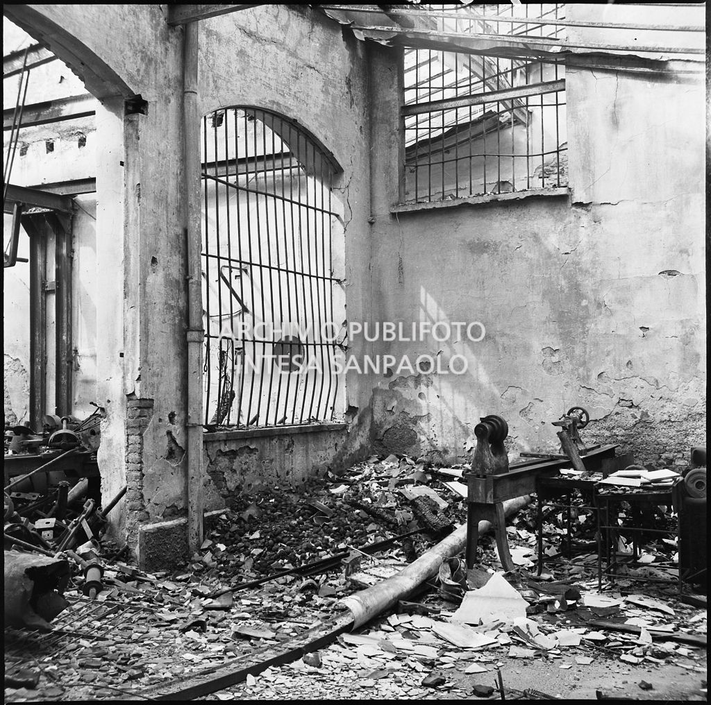 Interno della sede della S.A  Kirchner ing. Ernesto e C., in via Giuseppe Parini a Milano, che produceva macchine per la lavorazione del legno, distrutta dai bombardamenti