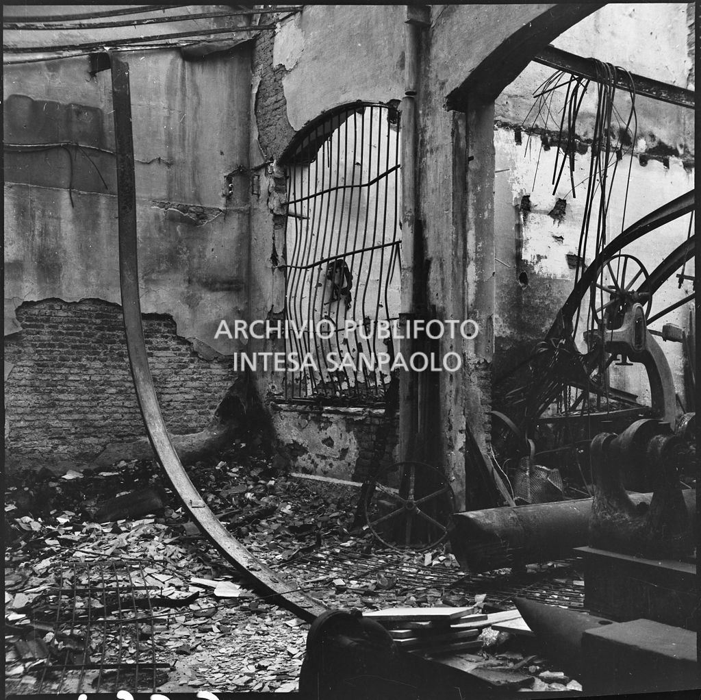 Interno della sede della S.A  Kirchner ing. Ernesto e C., in via Giuseppe Parini a Milano, che produceva macchine per la lavorazione del legno, distrutta dai bombardamenti