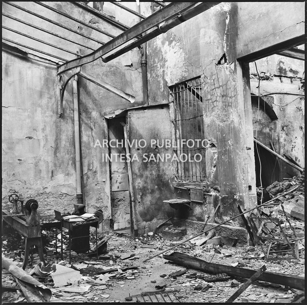 Interno della sede della S.A  Kirchner ing. Ernesto e C., in via Giuseppe Parini a Milano, che produceva macchine per la lavorazione del legno, distrutta dai bombardamenti