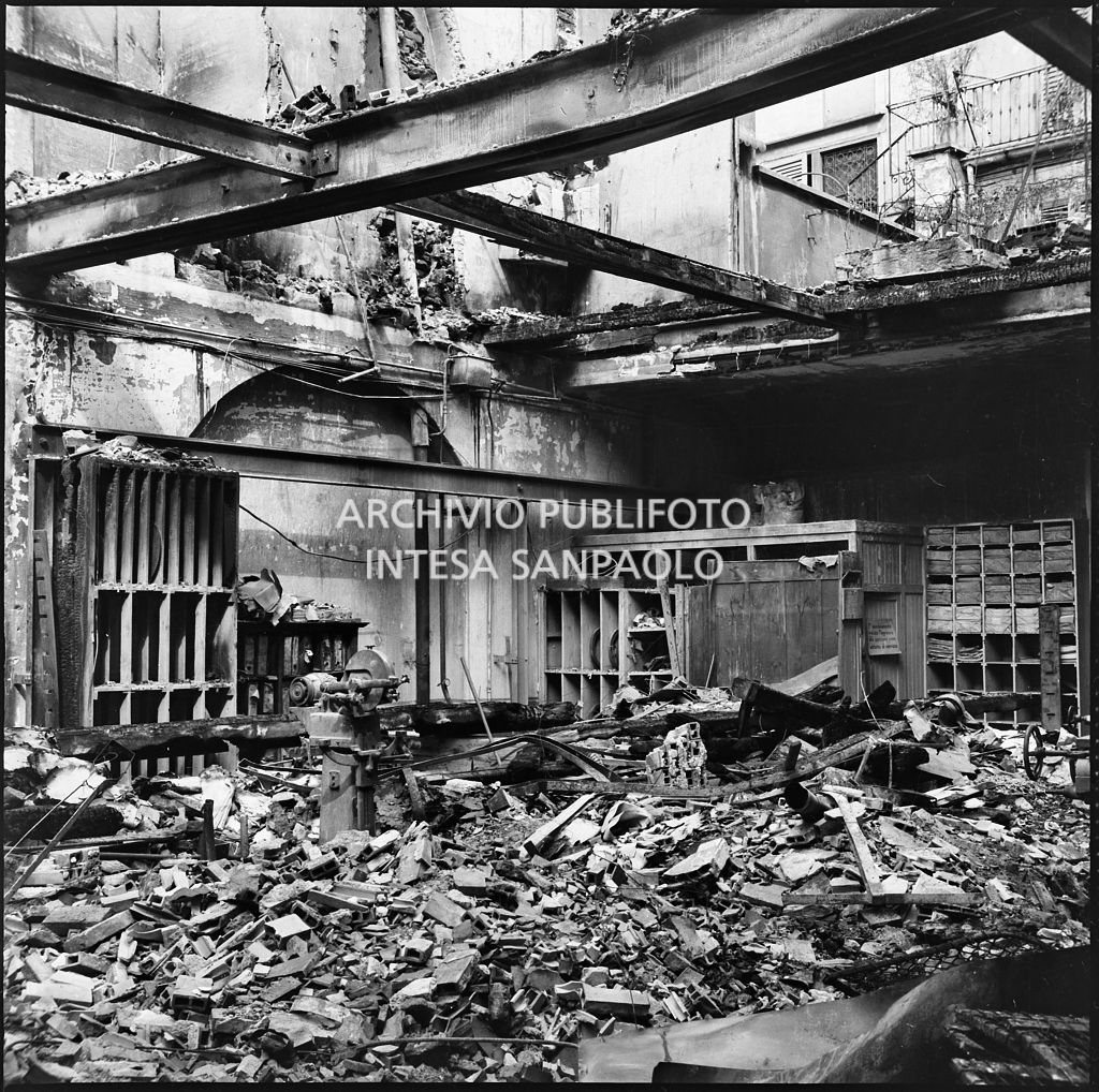 Interno della sede della S.A  Kirchner ing. Ernesto e C., in via Giuseppe Parini a Milano, che produceva macchine per la lavorazione del legno, distrutta dai bombardamenti