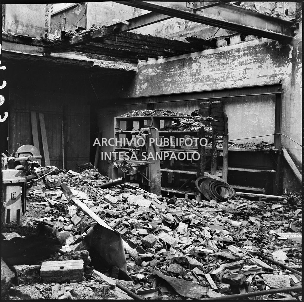 Interno della sede della S.A  Kirchner ing. Ernesto e C., in via Giuseppe Parini a Milano, che produceva macchine per la lavorazione del legno, distrutta dai bombardamenti