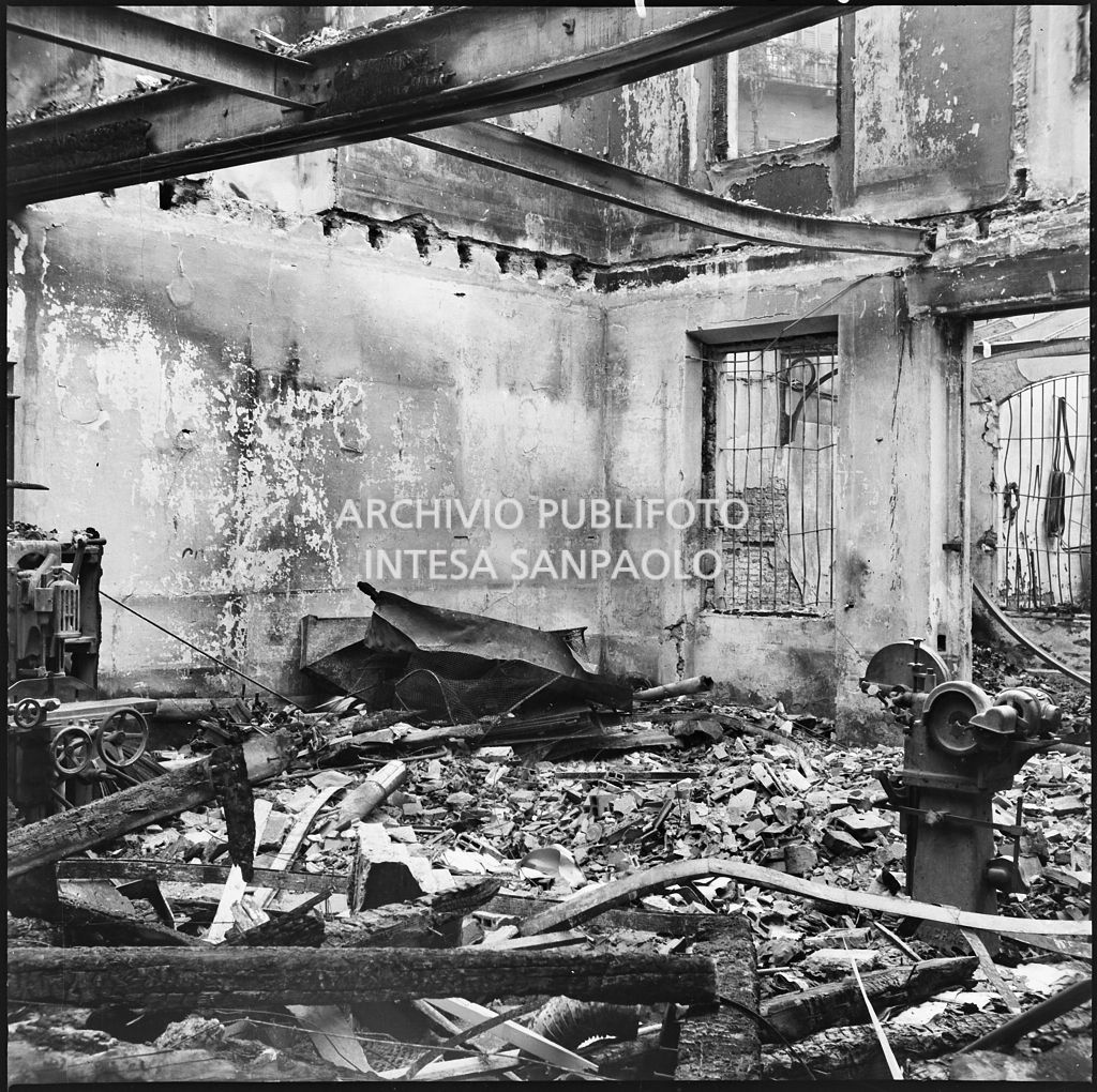 Interno della sede della S.A  Kirchner ing. Ernesto e C., in via Giuseppe Parini a Milano, che produceva macchine per la lavorazione del legno, distrutta dai bombardamenti