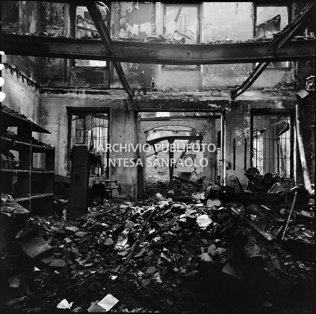 Interno della sede della S.A  Kirchner ing. Ernesto e C., in via Giuseppe Parini a Milano, che produceva macchine per la lavorazione del legno, distrutta dai bombardamenti