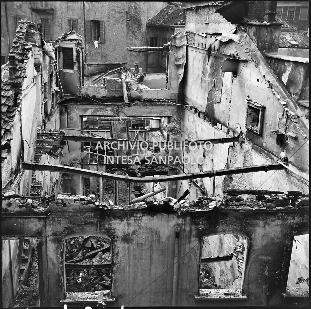Interno della sede della S.A  Kirchner ing. Ernesto e C., in via Giuseppe Parini a Milano, che produceva macchine per la lavorazione del legno, distrutta dai bombardamenti