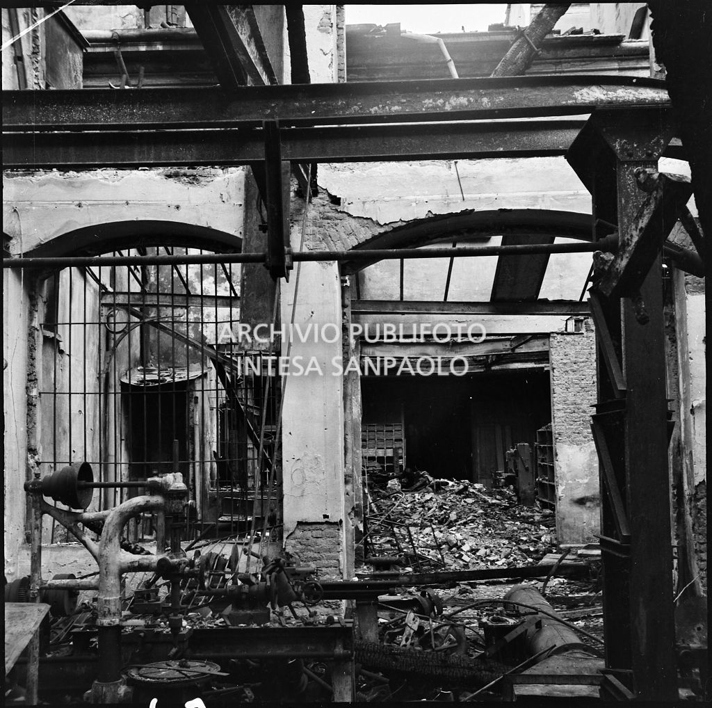 Interno della sede della S.A  Kirchner ing. Ernesto e C., in via Giuseppe Parini a Milano, che produceva macchine per la lavorazione del legno, distrutta dai bombardamenti
