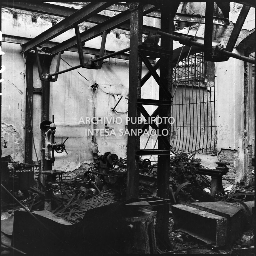 Interno della sede della S.A  Kirchner ing. Ernesto e C., in via Giuseppe Parini a Milano, che produceva macchine per la lavorazione del legno, distrutta dai bombardamenti