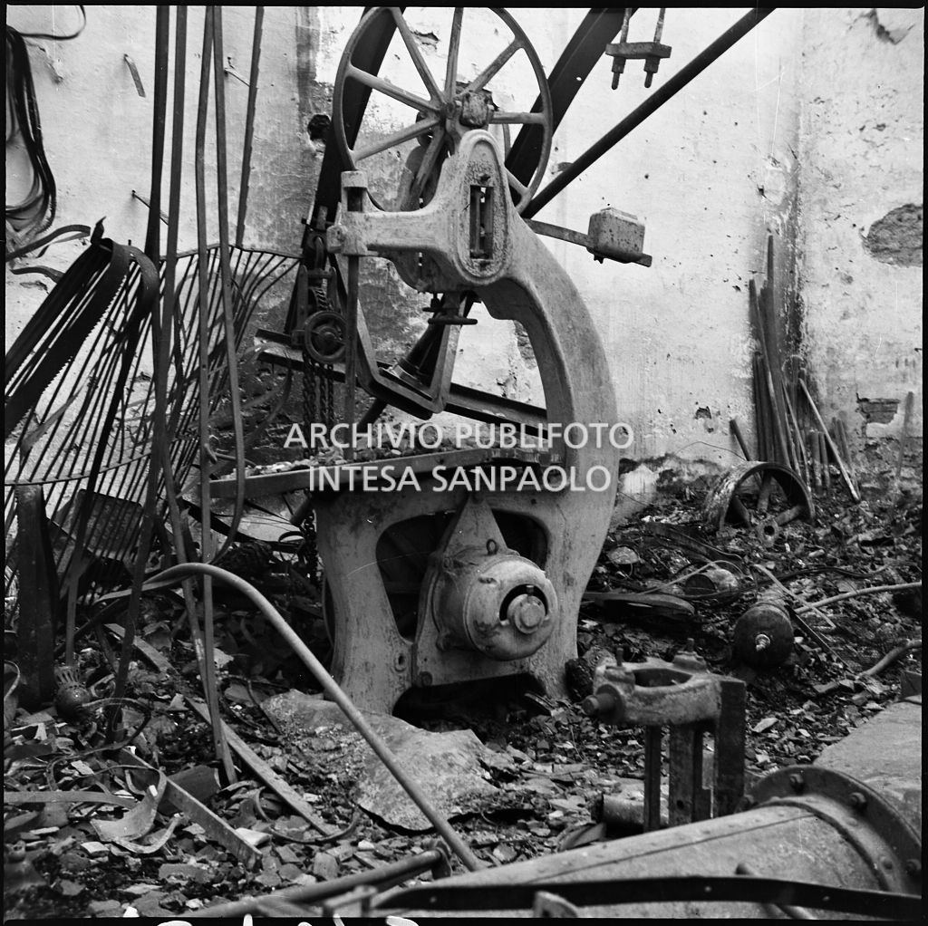 Interno della sede della S.A  Kirchner ing. Ernesto e C., in via Giuseppe Parini a Milano, che produceva macchine per la lavorazione del legno, distrutta dai bombardamenti