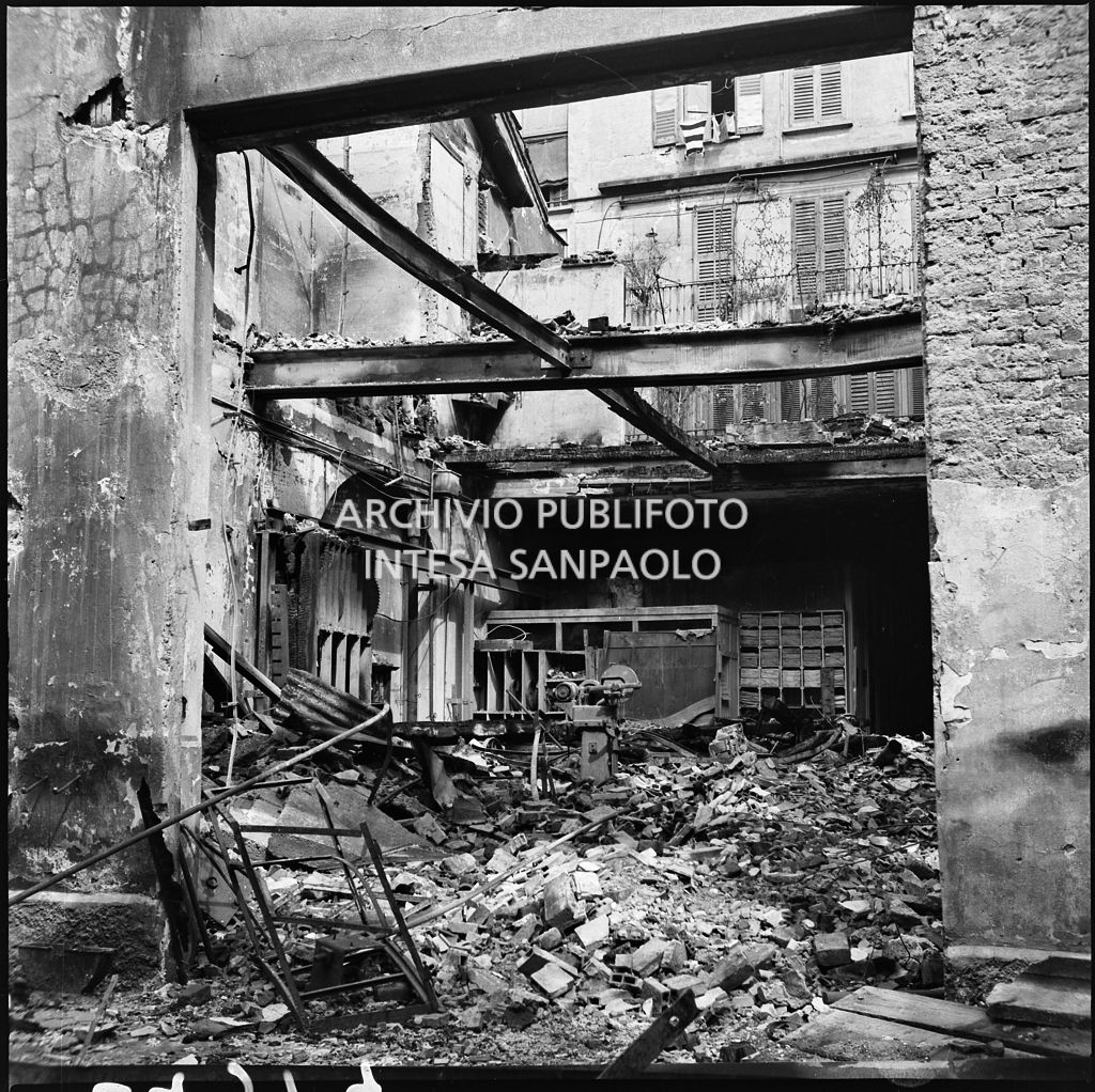 Interno della sede della S.A  Kirchner ing. Ernesto e C., in via Giuseppe Parini a Milano, che produceva macchine per la lavorazione del legno, distrutta dai bombardamenti