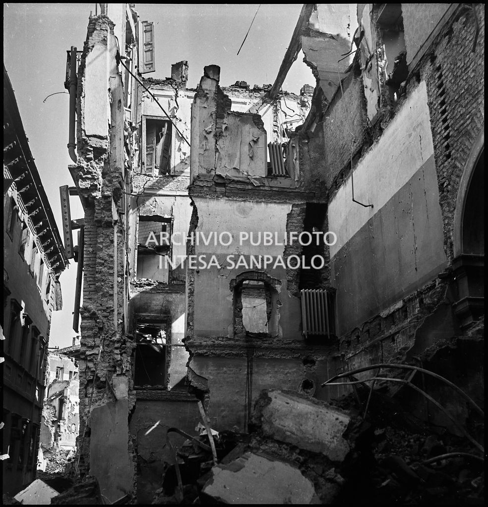 Palazzo Piantanida,  in via Olmetto a Milano, distrutto dai bombardamenti