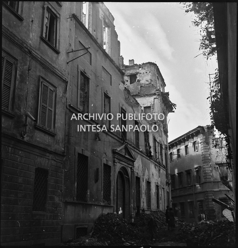 Palazzo Piantanida, in via Olmetto a Milano, distrutto dai bombardamenti. Sullo sfondo Palazzo Archinto
