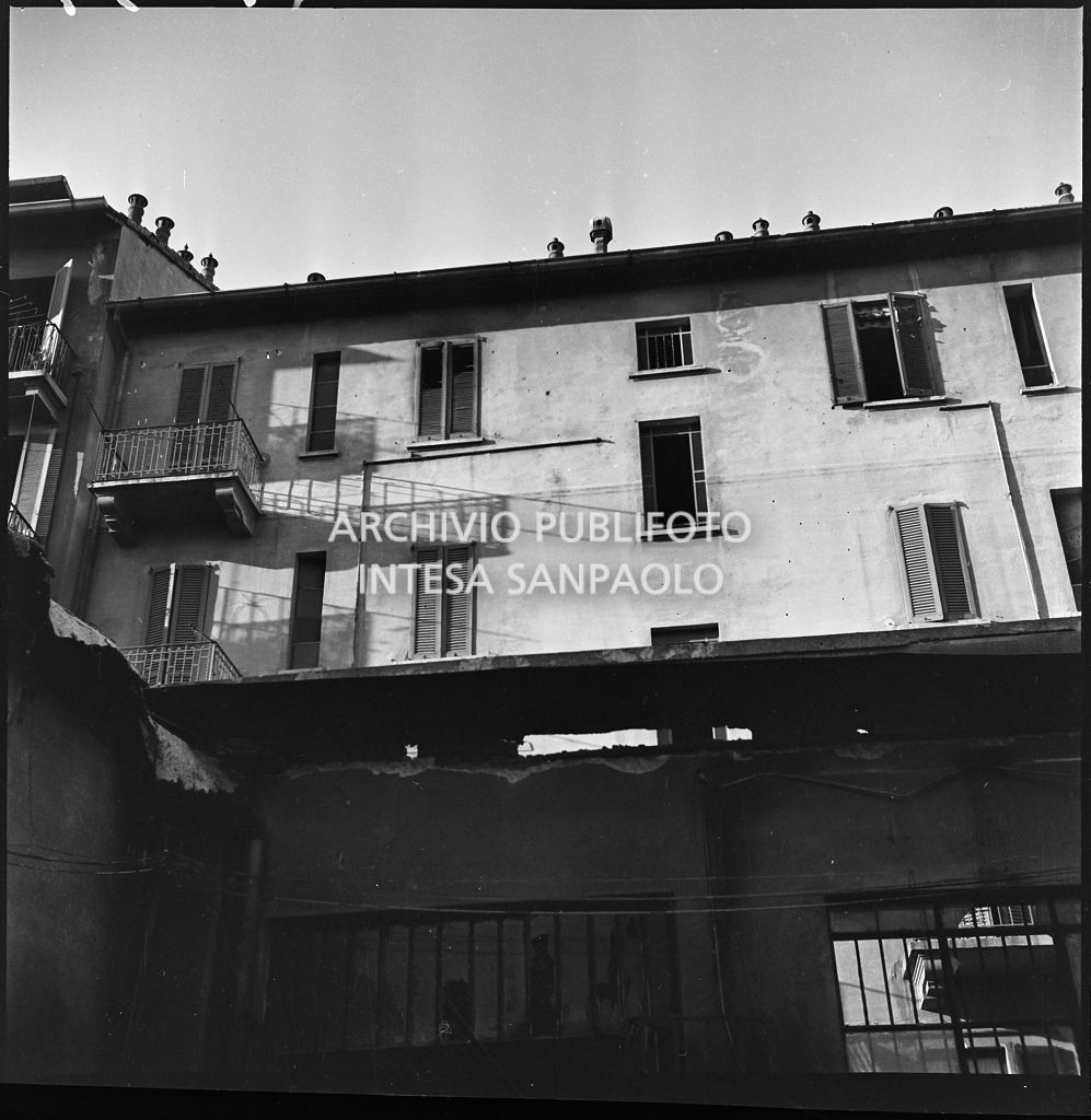 La fabbrica di accessori per cicli Fratelli Pietra, in via Pietro Gassendi a Milano, distrutta dai bombardamenti