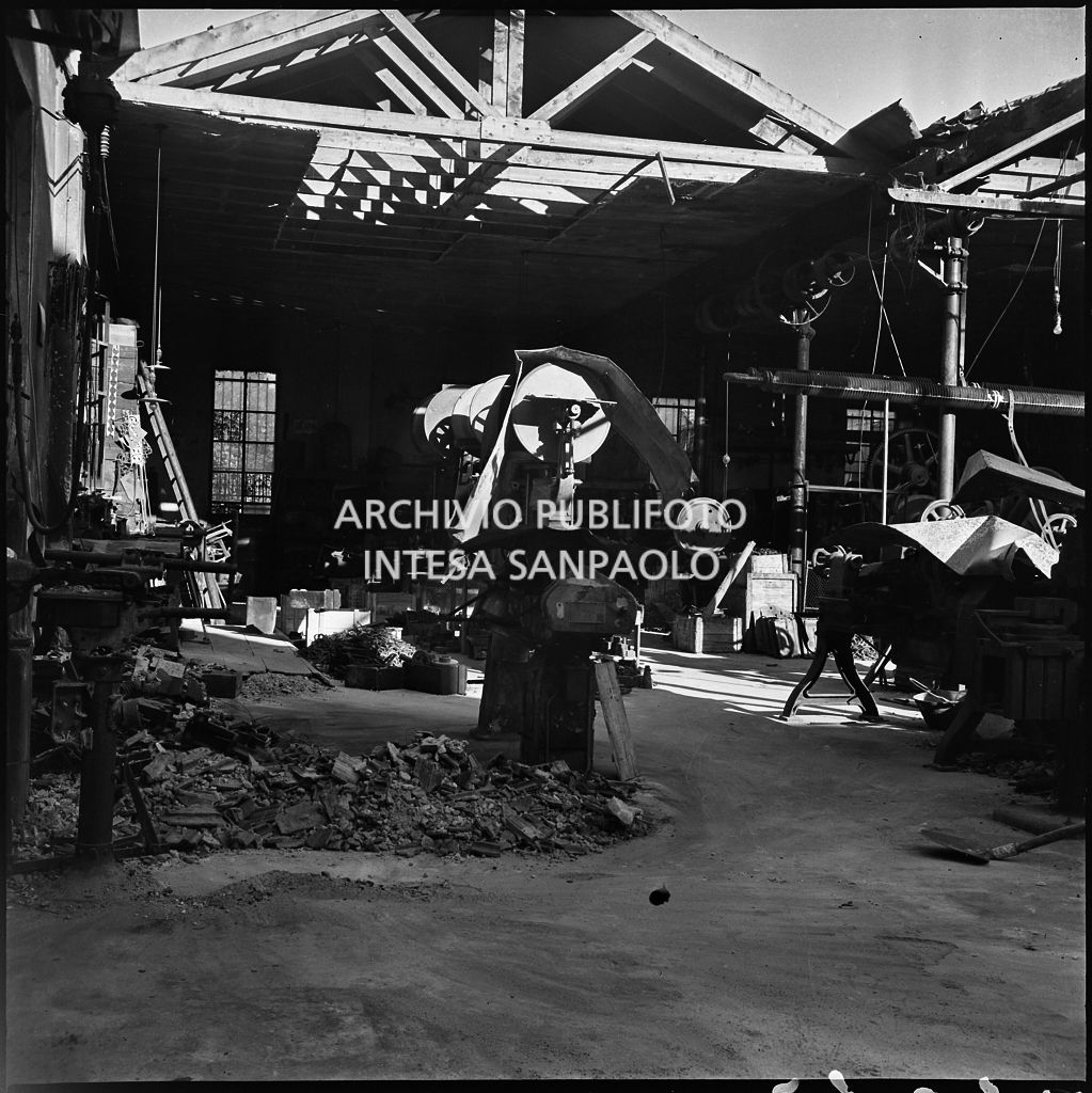 La fabbrica di accessori per cicli Fratelli Pietra, in via Pietro Gassendi a Milano, distrutta dai bombardamenti