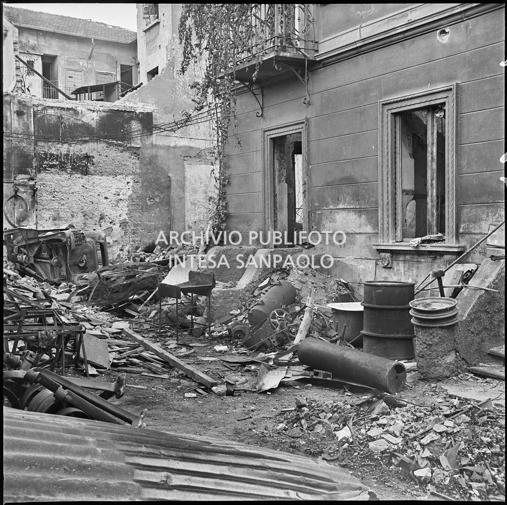 La fabbrica di accessori per cicli Fratelli Pietra, in via Pietro Gassendi a Milano, distrutta dai bombardamenti
