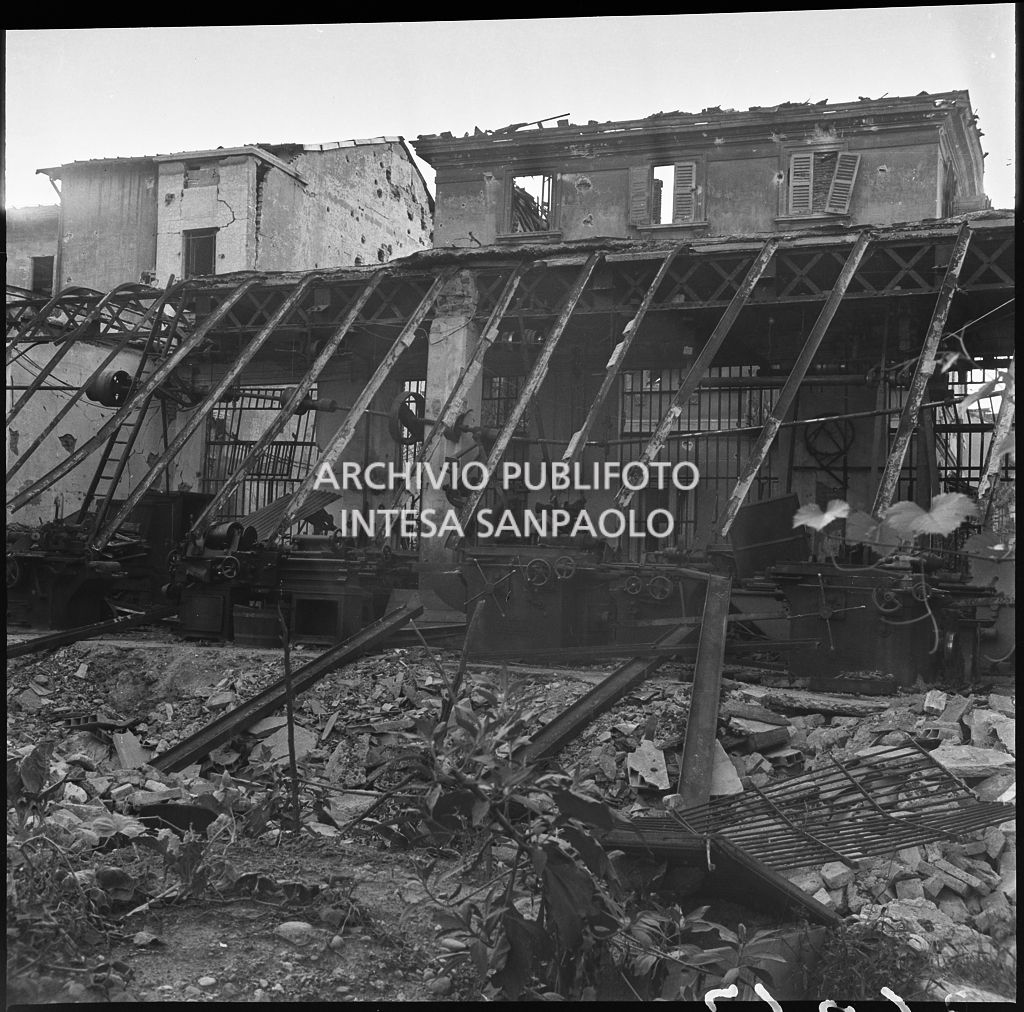 La fabbrica di accessori per cicli Fratelli Pietra, in via Pietro Gassendi a Milano, distrutta dai bombardamenti