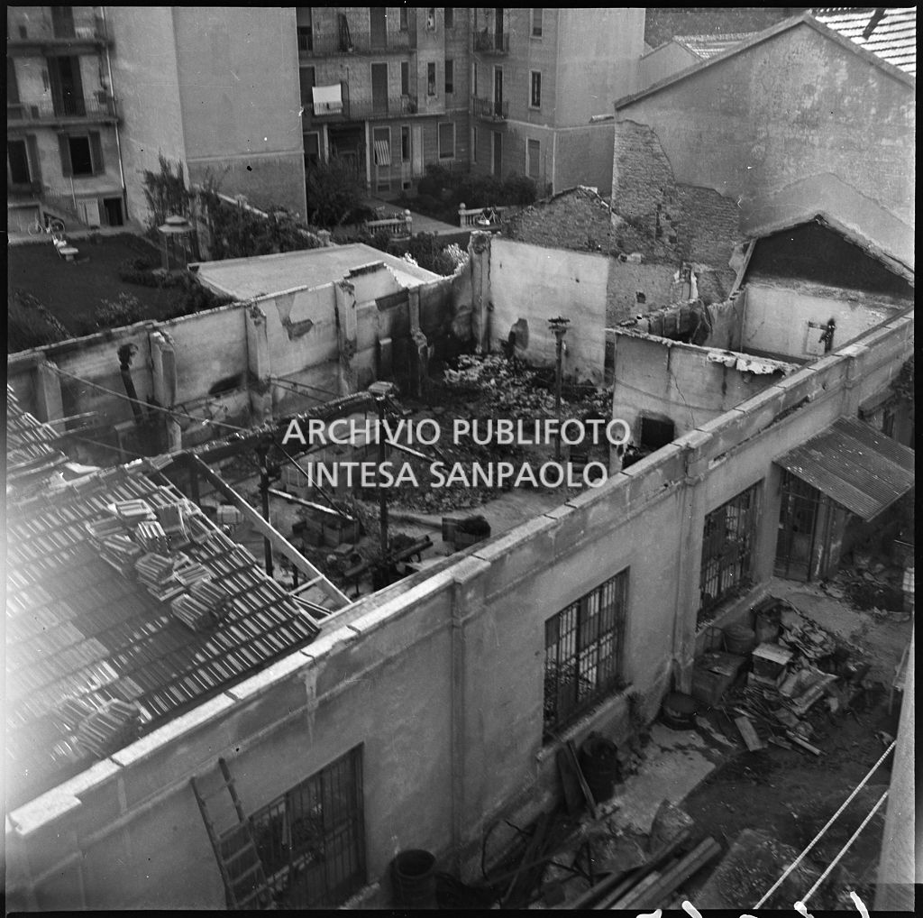 La fabbrica di accessori per cicli Fratelli Pietra, in via Pietro Gassendi a Milano, distrutta dai bombardamenti