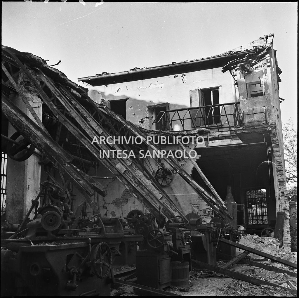La fabbrica di accessori per cicli Fratelli Pietra, in via Pietro Gassendi a Milano, distrutta dai bombardamenti