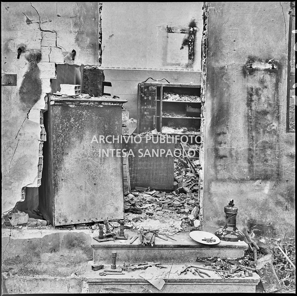 La fabbrica di accessori per cicli Fratelli Pietra, in via Pietro Gassendi a Milano, distrutta dai bombardamenti