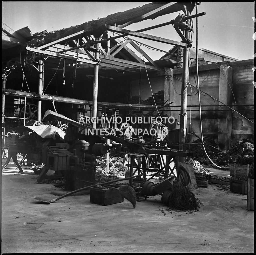 La fabbrica di accessori per cicli Fratelli Pietra, in via Pietro Gassendi a Milano, distrutta dai bombardamenti