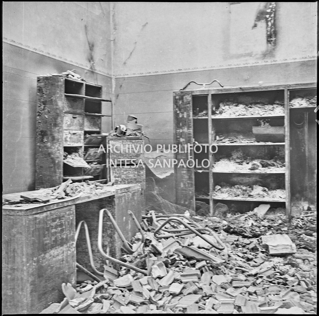 La fabbrica di accessori per cicli Fratelli Pietra, in via Pietro Gassendi a Milano, distrutta dai bombardamenti