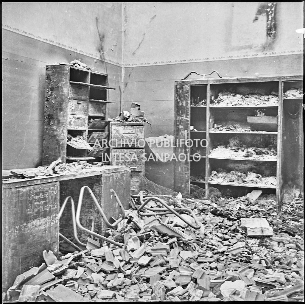 La fabbrica di accessori per cicli Fratelli Pietra, in via Pietro Gassendi a Milano, distrutta dai bombardamenti