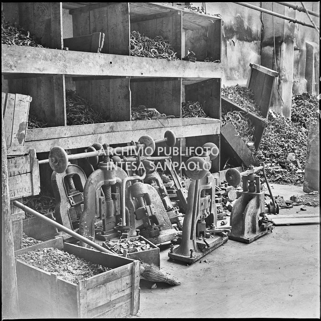 La fabbrica di accessori per cicli Fratelli Pietra, in via Pietro Gassendi a Milano, distrutta dai bombardamenti