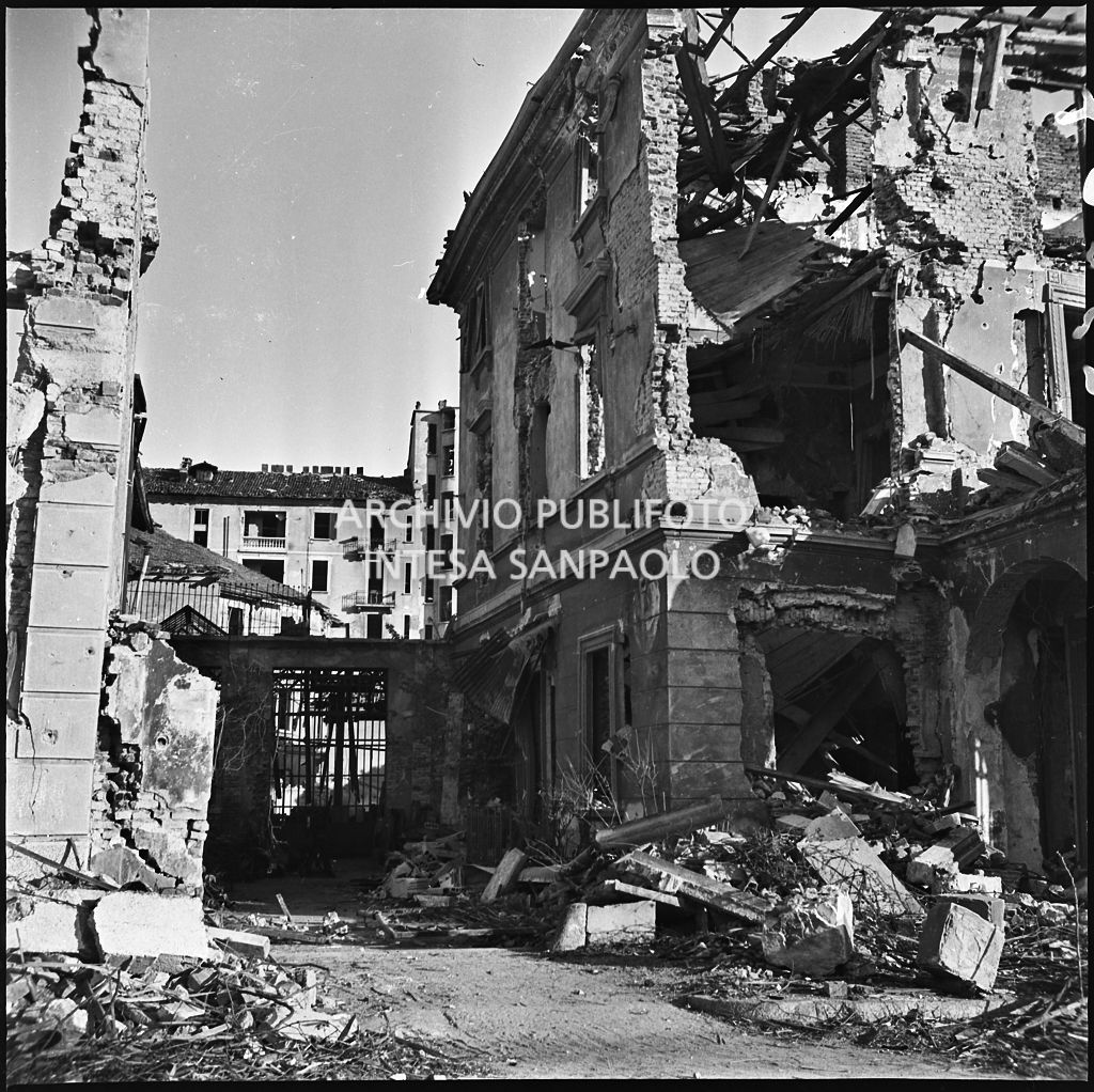 La fabbrica di accessori per cicli Fratelli Pietra, in via Pietro Gassendi a Milano, distrutta dai bombardamenti